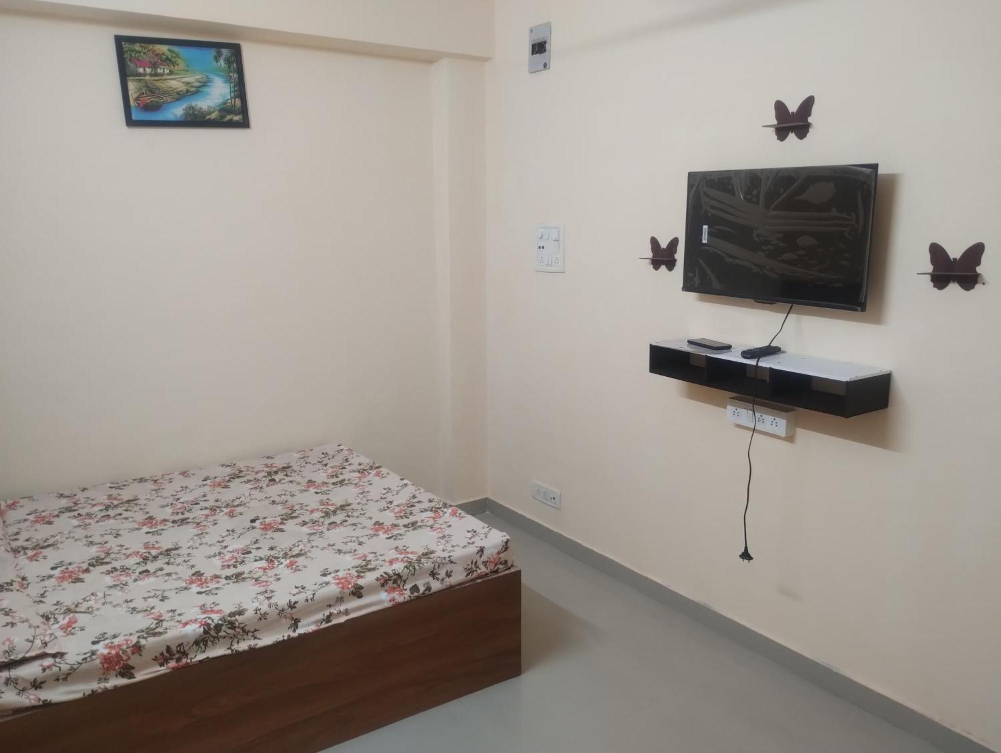 Hotel Metro Althan Surat Bagian luar foto